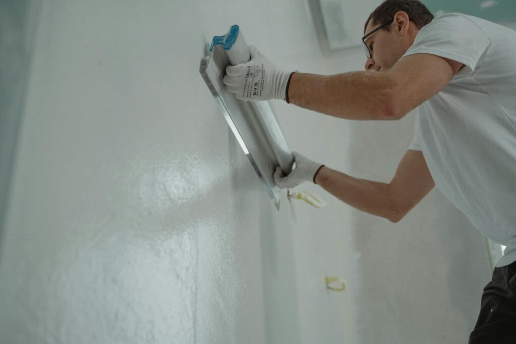 how much does a plasterer charge per hour UK